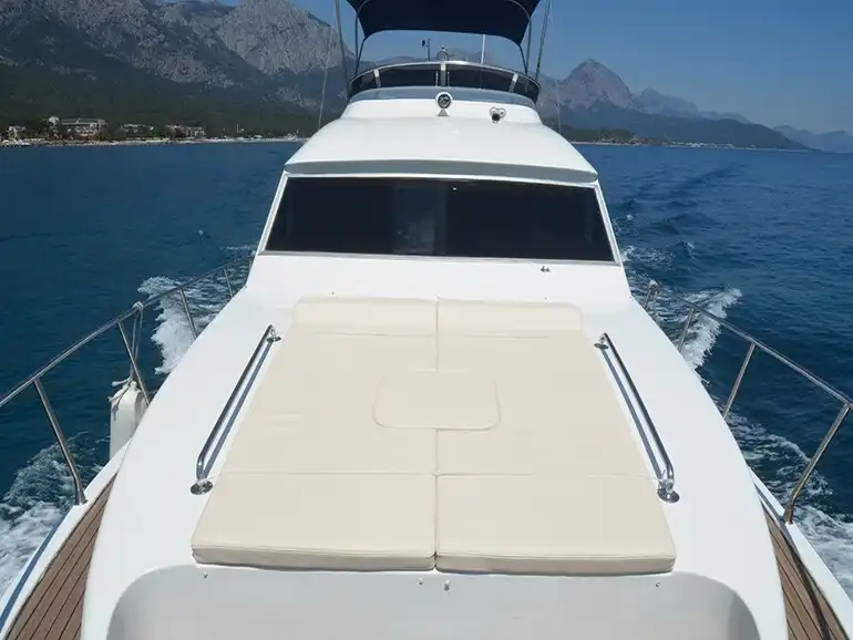 YACHT ASSOL